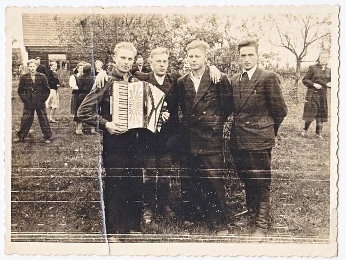 Kazimiero Jasevičiaus (iš kairės trečias) išleistuvės į armiją Žiližių kaime